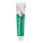 Un tube de dentifrice Arthrodont Classic avec un bouchon blanc, un emballage vert et blanc et un texte rouge indiquant qu'il est destiné aux gencives sensibles. Le tube se tient debout sur un fond blanc. Dakar