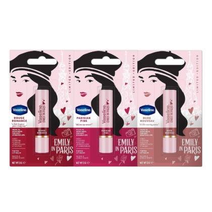 Trois paquets de baume à lèvres Vaseline en édition limitée Emily in Paris, avec une femme illustrée avec un béret et la Tour Eiffel en arrière-plan. Saveurs : Rouge Romance, Parisian Pink, Nude Nouveau. Emballage rose et rouge. Dakar