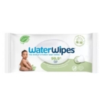 Un paquet de lingettes pour bébés WaterWipes, avec l'image d'un bébé et des détails sur le produit tels que "99,9% d'eau" et "Les lingettes pour bébés les plus pures du monde" sur le devant de l'emballage blanc et vert. Dakar