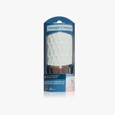 Kit de démarrage ScentPlug de Yankee Candle dans son emballage, comprenant un diffuseur de parfum blanc texturé et une recharge d'huile parfumée, présentés sur un fond blanc uni. Dakar