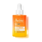 Un flacon d'Avène Ultra Serum avec un bouchon compte-gouttes, aux couleurs dégradées orange et jaune. L'étiquette met en évidence 1,4 % de vitamine C complexe et des phrases telles que "Activates Glow" et "Antioxidant". Dakar