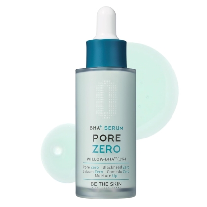 Un flacon compte-gouttes bleu et transparent étiqueté "BHA+ Serum Pore Zero" de Be the Skin, avec des gouttes de sérum en arrière-plan. Le texte met en évidence les avantages de ce produit, notamment la réduction des pores, des points noirs, du sébum et des comédons. Dakar