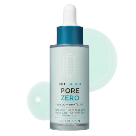 Un flacon compte-gouttes bleu et transparent étiqueté "BHA+ Serum Pore Zero" de Be the Skin, avec des gouttes de sérum en arrière-plan. Le texte met en évidence les avantages de ce produit, notamment la réduction des pores, des points noirs, du sébum et des comédons. Dakar