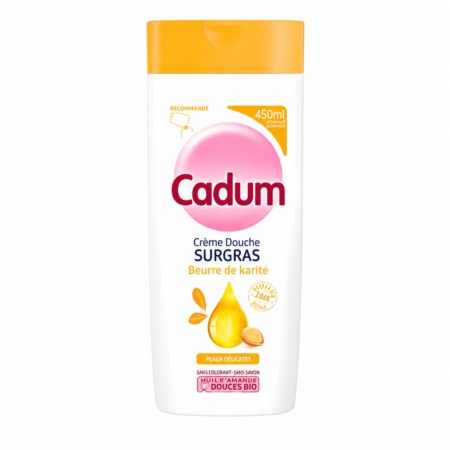 Un flacon de 500 ml de « Cadum Crème Lavante Surgras pour Peaux Sèches à Très Sèches au Beurre de Karité », avec un logo rose, un bouchon jaune et des icônes indiquant qu'il est sans savon, sans parabènes, bio et adapté aux peaux sensibles. Dakar