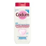Un flacon blanc de 500 ml du nettoyant hypoallergénique pour le corps et les cheveux pour peaux sensibles Cadum, avec un cœur rose, un bouchon rose et des reflets bleus. Il est sans sulfate et contient de l'huile d'amande douce biologique. Dakar