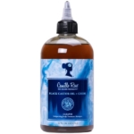Une bouteille de 12 fl oz de Camille Rose Black Castor Oil + Chebe Cleanse Invigorating Scalp Treatment Shampoo avec une étiquette bleue et blanche et un bouchon applicateur pointu. Dakar