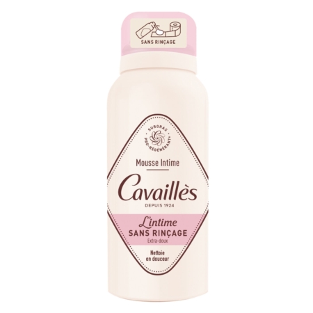 Un flacon de Cavaillès Mousse Intime L'intime Sans Rinçage, une mousse nettoyante intime extra-douce dans un contenant rose clair et blanc avec un texte en français et un bouchon rose. Dakar
