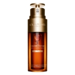 Un flacon or et ambre de 50 ml de Double Sérum Light Texture Sérum Intense Anti-âge de Clarins est doté d'un distributeur à pompe et d'étiquettes indiquant "Système Hydrique + Lipidique" et "Concentré Complet Anti-âge". Dakar