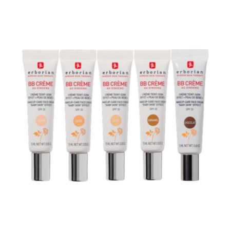 Cinq tubes de BB Crème Erborian sont alignés côte à côte, chacun étiqueté avec une teinte différente : Clair, Doré, Nude, Caramel et Moka. Les tubes sont blancs avec un texte rouge et noir. Dakar