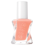 Un flacon de vernis à ongles Essie d'une douce couleur pêche, avec un bouchon blanc et un flacon en verre clair et anguleux affichant le logo Essie en lettres en relief. Dakar