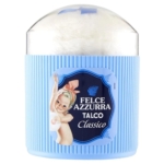 Récipient bleu de talc Felce Azzurra Talco Classico avec un couvercle transparent en forme de dôme. L'étiquette représente un bébé souriant avec un nœud rose et le nom de la marque en texte blanc sur fond bleu. Dakar