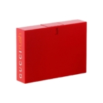 Un flacon de parfum rectangulaire rouge avec "Gucci Rush" écrit verticalement en lettres blanches et jaunes sur le côté. Le flacon a un design minimaliste et moderne. Dakar