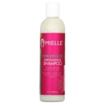 Une bouteille blanche de Mielle Mongongo Oil Exfoliating Shampoo avec une étiquette rose, un bouchon blanc et un texte le décrivant comme un shampooing clarifiant et nettoyant pour les accumulations de produits, format de 8 fl. oz. Dakar