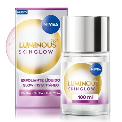 Le produit NIVEA Luminous 630° Skin Glow Exfoliante Líquido est présenté ; un flacon transparent avec un couvercle argenté se trouve devant sa boîte assortie. L'étiquette indique 100 ml et met en évidence les ingrédients AHA, PHA et aloe vera. Dakar