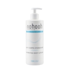 Une bouteille à pompe blanche de Nohooh Monaco Hydrating Body Lotion, étiquetée en français et en anglais, avec des accents bleus et un design simple et épuré. La bouteille contient 500 ml (16.7 fl. oz) de lotion. Dakar