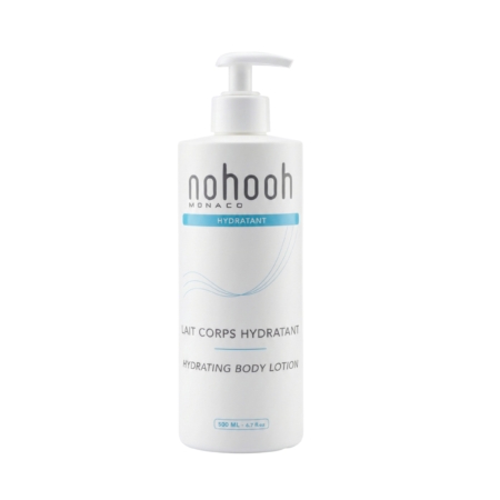 Une bouteille à pompe blanche de Nohooh Monaco Hydrating Body Lotion, étiquetée en français et en anglais, avec des accents bleus et un design simple et épuré. La bouteille contient 500 ml (16.7 fl. oz) de lotion. Dakar