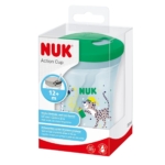 Une tasse NUK Action pour les enfants de 12 mois et plus, avec un couvercle vert, une paille douce et un motif léopard sur la tasse. L'emballage contient des informations détaillées sur le produit en plusieurs langues. Dakar