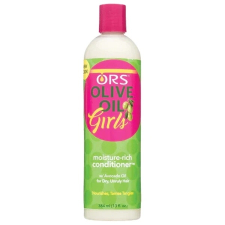 Une bouteille de ORS Olive Oil Girls Moisture-Rich Conditioner avec une étiquette rose et verte, présentant des images d'olives et un texte mettant en valeur l'huile d'avocat pour les cheveux secs et indisciplinés. La bouteille a une contenance de 384 ml (13 fl oz). Dakar