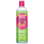 Une bouteille de shampooing ORS Olive Oil Girls gentle cleanse avec une étiquette rose et verte, comportant un texte indiquant qu'il contient des vitamines B5 et E pour les cheveux secs et indisciplinés, avec un bouchon rose. Dakar