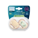 Le lot de 2 tétines Ultra Air multicolores Philips Avent pour bébés de 0 à 6 mois, jour et nuit, comprend deux tétines aux couleurs pastel présentées dans un étui transparent, conçues pour assurer le confort de bébé jour et nuit, le tout dans un emballage orné d'étoiles bleues. Dakar