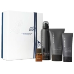 Coffret cadeau avec boîte blanche et quatre produits Rituals : un petit pot, une mousse de douche, un gommage au charbon et un shampoing fortifiant, le tout dans un emballage sombre et élégant. La boîte est ornée d'un motif subtil de feuilles et d'une citation inspirante. Dakar
