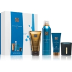 Un coffret Rituals, The Ritual of Hammam, comprenant quatre produits : un tube doré, un vaporisateur bleu, un tube bleu et une bougie noire, placés à côté d'une boîte blanche et bleue avec des illustrations de gouttes d'eau. Dakar