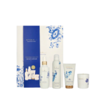 Un coffret cadeau Rituals composé de quatre articles : une boîte florale blanche et bleue, un flacon blanc, une canette blanche, un tube blanc et une petite bougie blanche, tous ornés de motifs floraux bleus. Dakar