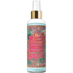Un flacon de brume corporelle Tesori d'Oriente Ayurveda avec une étiquette décorative dorée et rose portant les mots "Amla e Patchouli" et un motif floral. Le flacon est muni d'un vaporisateur blanc et d'un accent doré. Dakar