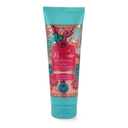 Tube turquoise de crème de douche aromatique Tesori d'Oriente Ayurveda, orné d'un motif floral décoratif et d'une étiquette rouge, or et turquoise, avec un texte mettant en avant l'amla et le patchouli en tant qu'ingrédients clés. Dakar