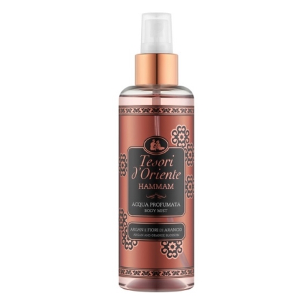 Un flacon pulvérisateur cuivré de la brume pour le corps Tesori d'Oriente Hammam à l'argan et à la fleur d'oranger, avec des motifs floraux et un bouchon transparent. Dakar
