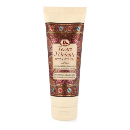 Un tube de crème de douche aromatique Tesori d'Oriente Byzantium à la rose noire et au labdanum, avec une étiquette décorative brune et dorée aux accents de bijou. Dakar