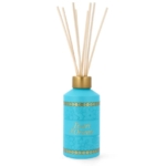 Un flacon diffuseur de parfum Tesori d'Oriente bleu avec des accents dorés et plusieurs roseaux en bois insérés dans la partie supérieure, debout sur un fond blanc. Dakar