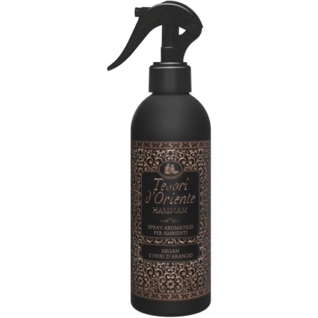 Un vaporisateur noir de Tesori d'Oriente Hammam, spray d'ambiance aromatique, avec des motifs décoratifs dorés et un texte italien sur l'étiquette. Dakar