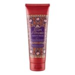Un tube rouge de crème de douche aromatique Tesori d'Oriente Persian Dream avec une étiquette décorative et ornée de motifs et d'illustrations en or, violet et bleu. Le parfum est celui de la grenade et du thé rouge. Dakar