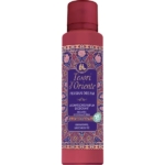 Une boîte rose et violette du déodorant en spray Tesori d'Oriente Persian Dream, avec des motifs ornés et un texte soulignant son parfum aromatique à la grenade et au thé rooibos, et sa protection pendant 24 heures. Dakar