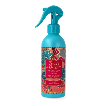 Un vaporisateur turquoise de Tesori d'Oriente Ayurveda, spray d'ambiance aromatique, avec une étiquette décorative aux motifs floraux et aux couleurs rouge, or et bleu. L'étiquette met en valeur les senteurs d'amla et de patchouli. Dakar