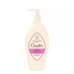 Un flacon de gel nettoyant intime Cavaillès Intime Petite Fille avec un distributeur à pompe, comportant une étiquette blanche et rose sur un flacon de couleur crème. Dakar