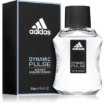 On voit ici un flacon de 50 ml d'eau de toilette Adidas Dynamic Pulse posé à côté de son coffret noir et argenté, orné du logo Adidas et d'un texte en blanc. Dakar