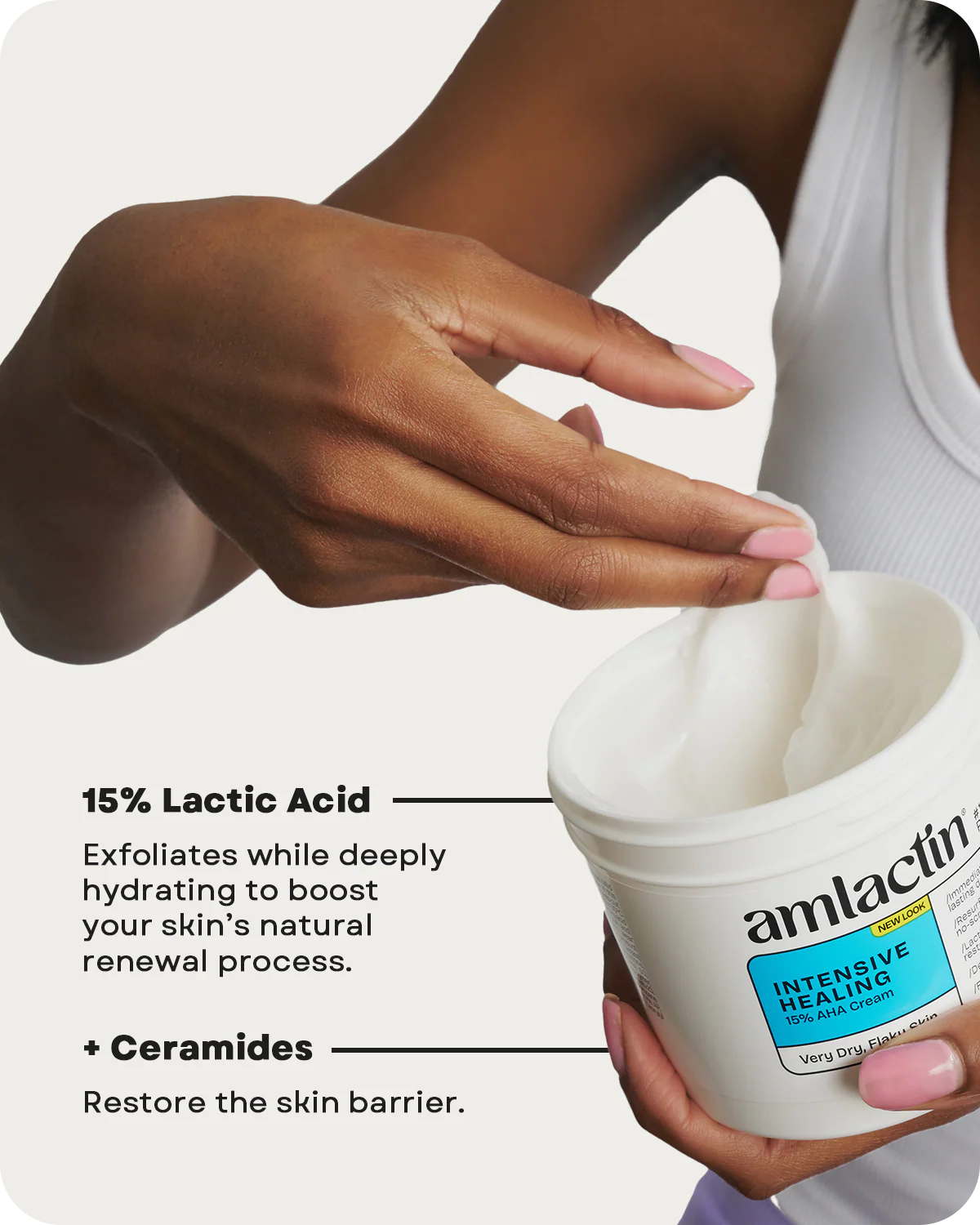 Une personne à la peau moyennement brune prélève de la crème blanche dans un pot de 340 g d'Amlactin Crème Réparatrice Intensive à 15 % d'Acide Lactique AHA. La formule contient de l'acide lactique pour l'exfoliation et des céramides pour aider à restaurer la barrière cutanée. Dakar