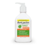 Un flacon pompe blanc de la lotion AmLactin Daily Vitamin C, portant une étiquette jaune « NOUVELLE FORMULE AMÉLIORÉE », contenant 7 % d’acide lactique pour un soin exfoliant et hydratant — idéal en association avec le Sérum Éclaircissant et Lissant Quotidien pour le Visage et le Corps AmLactin, 226 g. Dakar