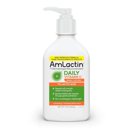 Un flacon pompe blanc de la lotion AmLactin Daily Vitamin C, portant une étiquette jaune « NOUVELLE FORMULE AMÉLIORÉE », contenant 7 % d’acide lactique pour un soin exfoliant et hydratant — idéal en association avec le Sérum Éclaircissant et Lissant Quotidien pour le Visage et le Corps AmLactin, 226 g. Dakar