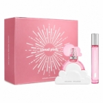 Un coffret cadeau du parfum « Cloud Pink » d'Ariana Grande, comprenant un coffret décoratif, un flacon de parfum en forme de nuage rose et un flacon vaporisateur rose de format voyage. Dakar