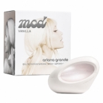 Un flacon de parfum ovale blanc, avec un centre rose portant l'inscription « ariana grande », posé devant son coffret, sur lequel figure le profil de face-profil en noir et blanc d'une femme aux cheveux blonds ainsi que le texte « mod VANILLA ». Dakar