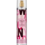 Un flacon vaporisateur transparent contenant la brume pour le corps « Sweet Like Candy » d'Ariana Grande, avec une étiquette ornée de lettres roses et rouges en gras. Le flacon contient 8 fl oz (236 ml) de produit et est muni d'un vaporisateur doré. Dakar