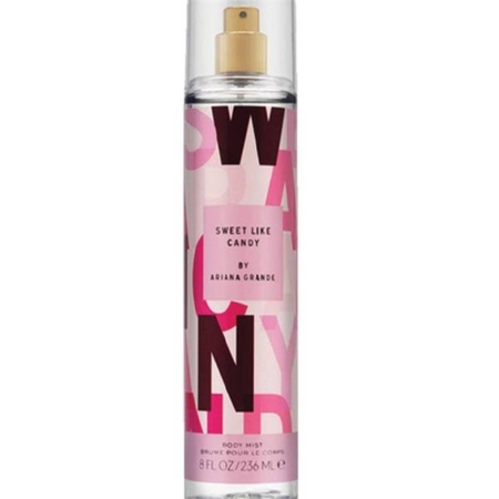 Un flacon vaporisateur transparent contenant la brume pour le corps « Sweet Like Candy » d'Ariana Grande, avec une étiquette ornée de lettres roses et rouges en gras. Le flacon contient 8 fl oz (236 ml) de produit et est muni d'un vaporisateur doré. Dakar