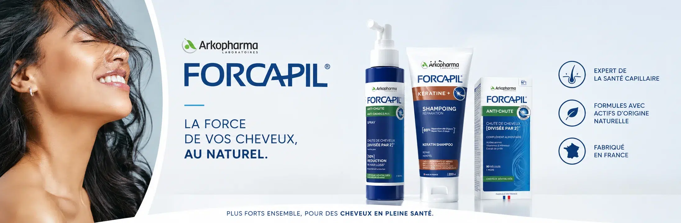 Arkopharma-Forcapil-Cheveux-et-Ongles-Formule-Fortifiante-dakar-universcosmetix Une femme souriante aux longs cheveux brillants se tient à côté de trois produits de soins capillaires Forcapil de la marque Univers Cosmetix. Le texte met en avant la force naturelle des cheveux, des soins experts, des ingrédients naturels et des produits fabriqués en France. Dakar