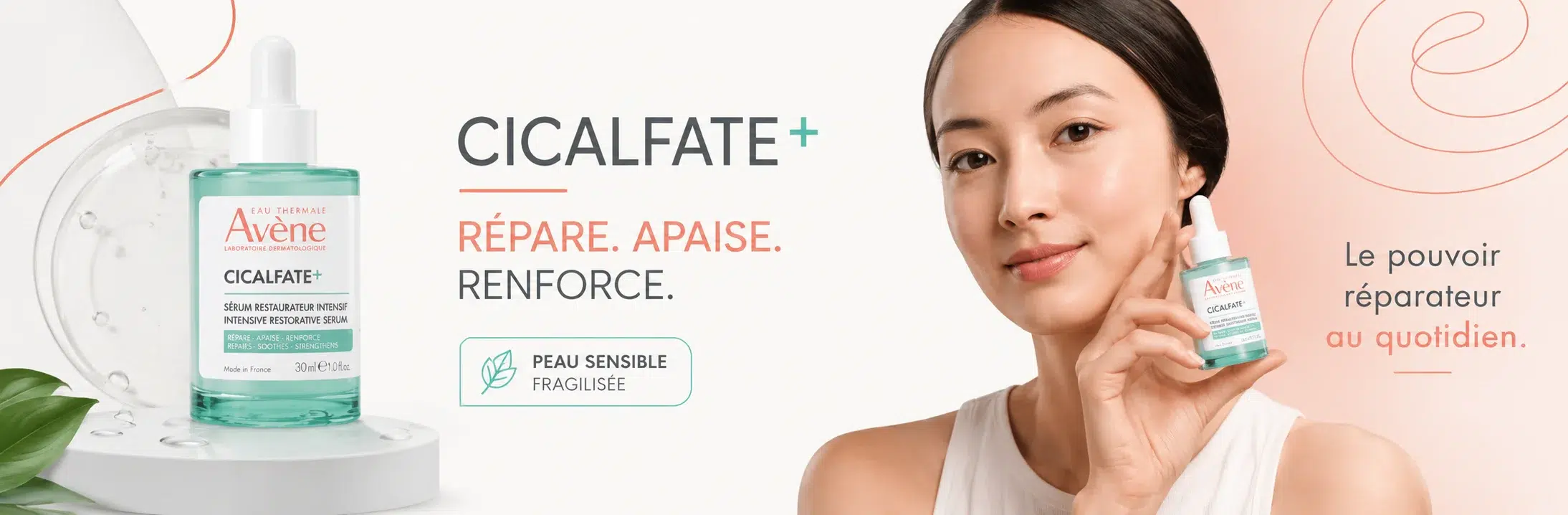 Avène-Cicalfate-Sérum-réparateur-intense-Répare-Hydrate- Apaise-dakar-universcosmetix Une femme tient près de son visage le gel Revuele « Soin Nuit Anti-Acné et Anti-Points Noirs aux Céramides » de 40 ml. Le texte en français met en avant ses bienfaits apaisants et réparateurs pour les peaux sensibles. Dakar