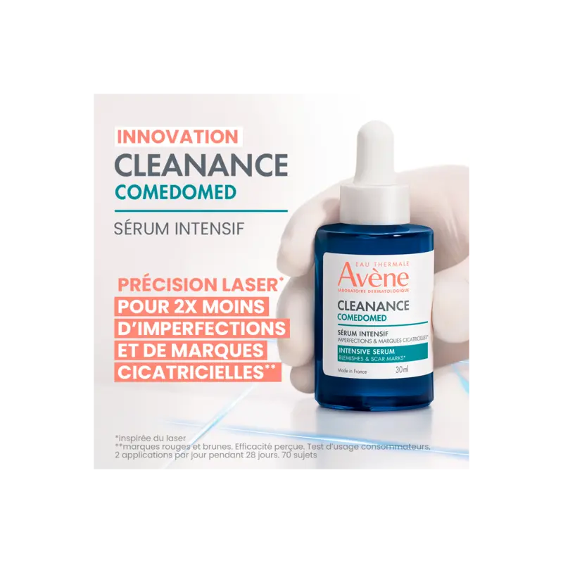 Une main gantée de blanc tient un flacon bleu d'Avène Cleanance Sérum A.H.A Exfoliant Anti-Imperfections 30 ml. Les mots « Innovation », « Précision laser » et les bienfaits du produit en français apparaissent sur un fond blanc épuré. Dakar