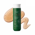 Un flacon vert d'Axis Y Lotion Tonique Gel Multi Actions Triple Pdrn 270 ml se tient debout sur un fond blanc, avec son toner brun clair, semblable à un gel, artistiquement présenté derrière et à côté. Dakar