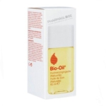 Une boîte d'huile de soin pour la peau Bio-Oil, 60 ml, avec un bouchon blanc et un flacon transparent contenant un liquide jaune. L'emballage comporte des informations sur le produit et un logo rouge en forme de goutte d'eau sur la face avant. Dakar